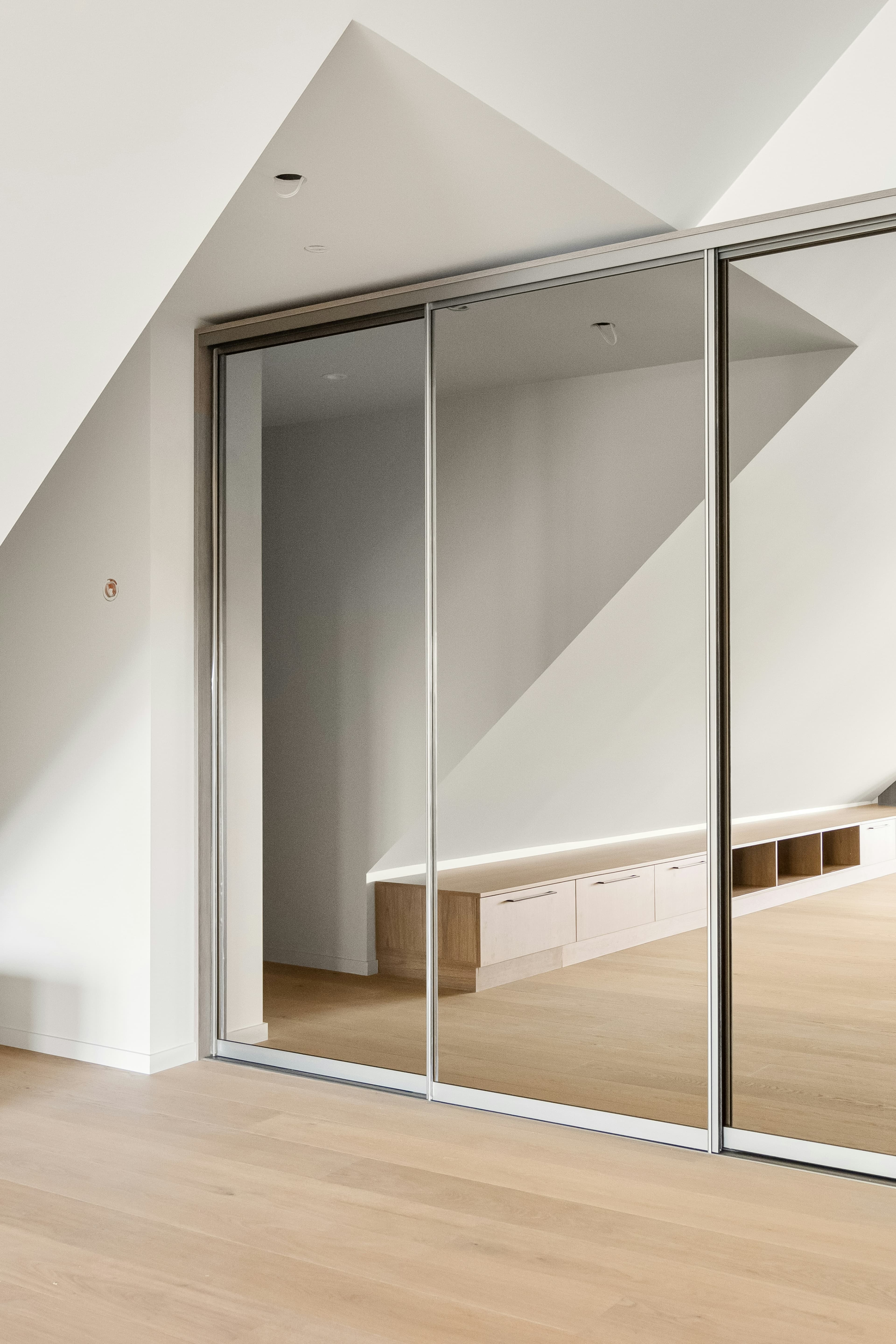 Grande porta scorrevole in vetro in un interno chiaro