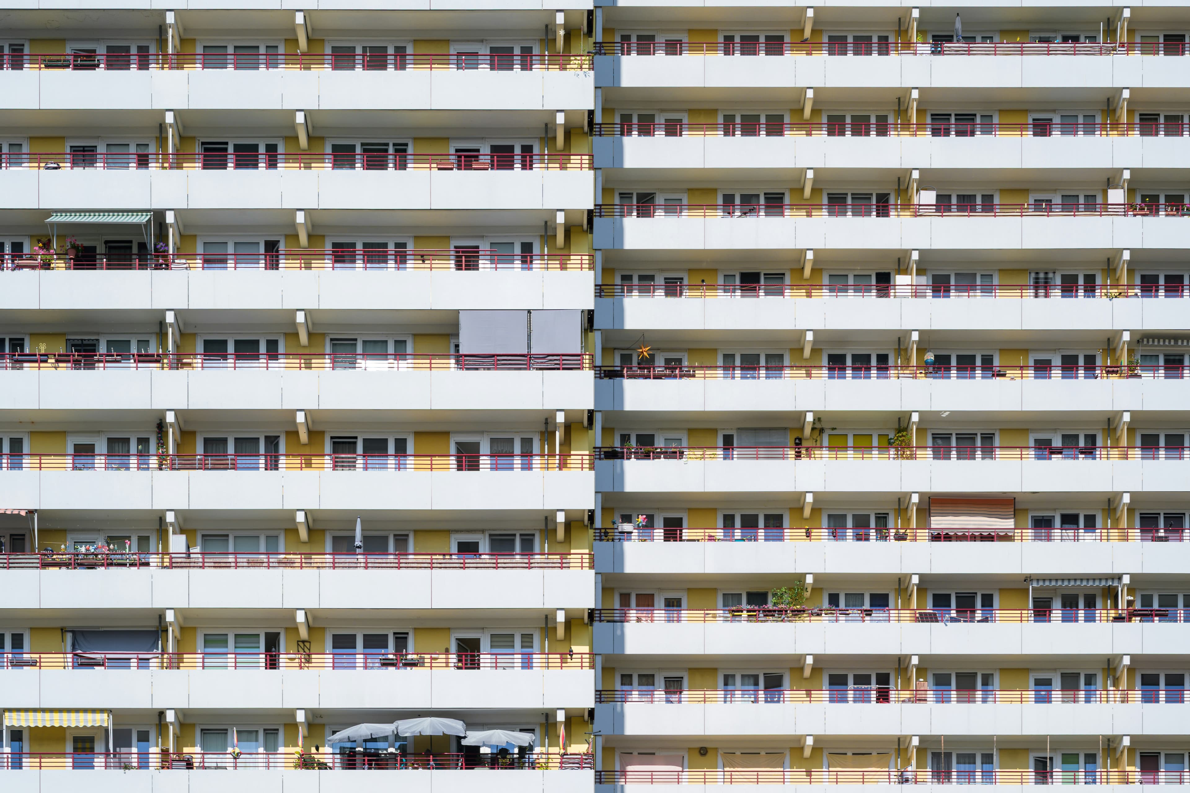 Facciata di un edificio residenziale con balconi continui