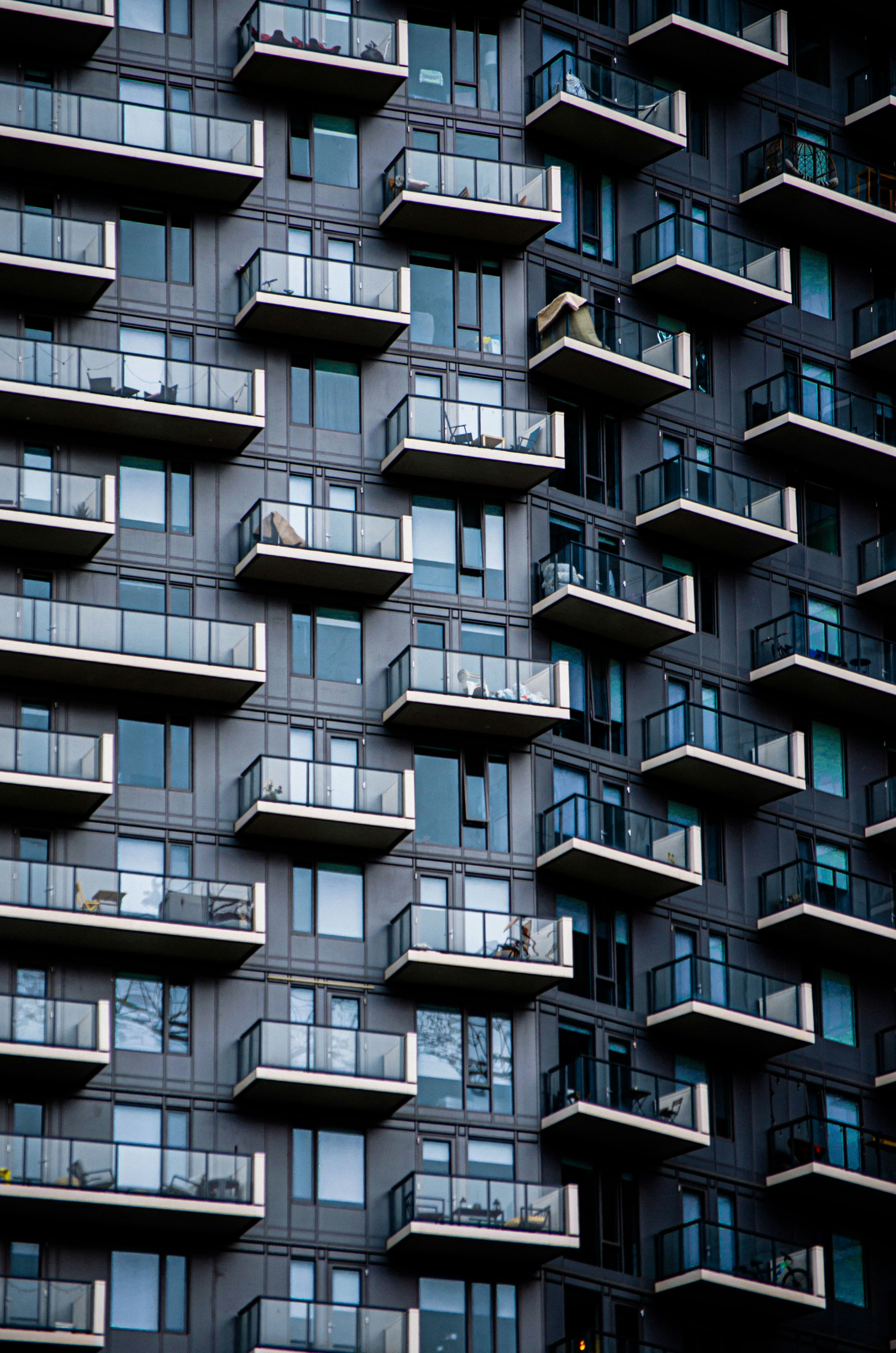 Facciata di un edificio residenziale contemporaneo con balconi e grandi vetrate