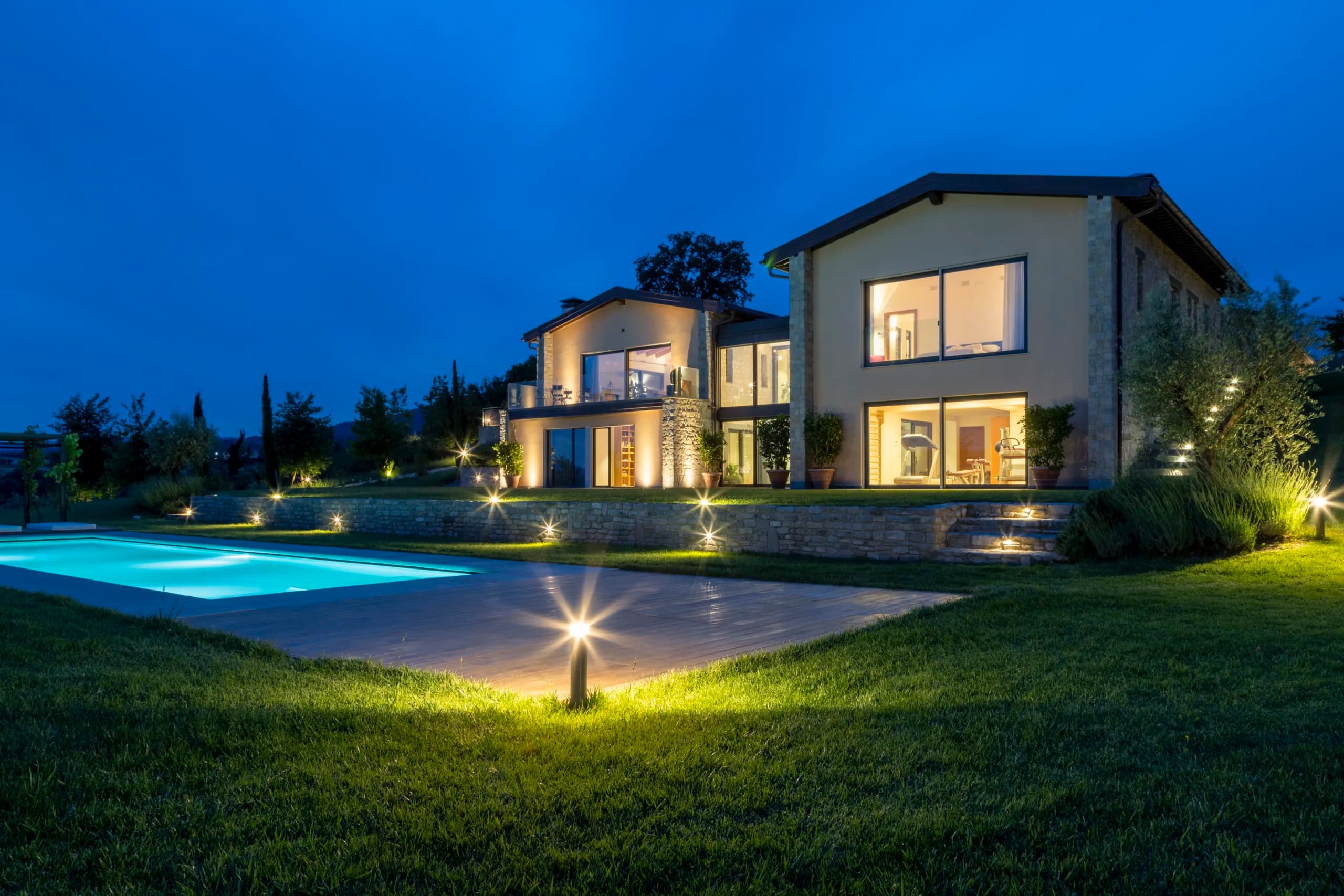 Villa con grandi vetrate al crepuscolo