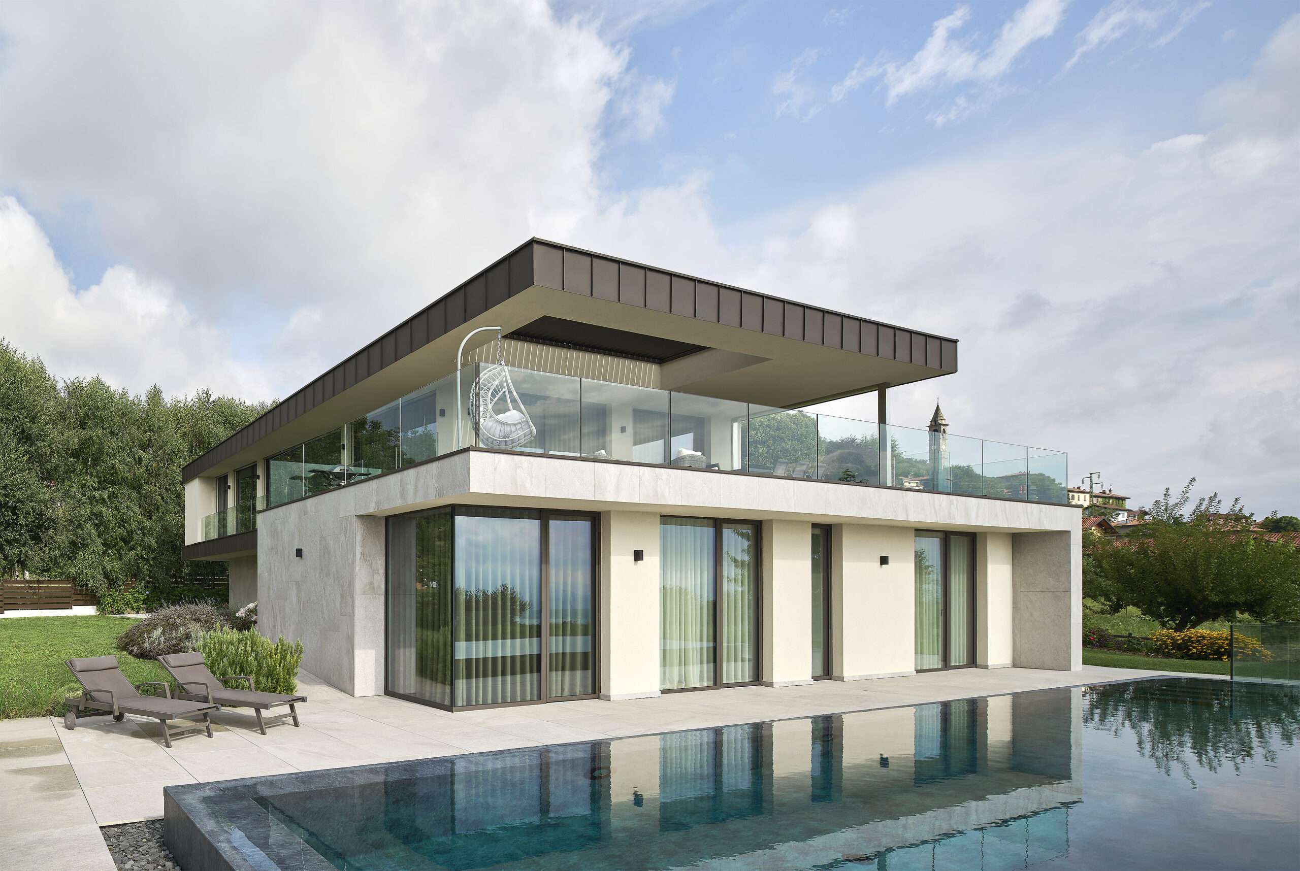 La villa con volumi a sbalzo sopra la piscina