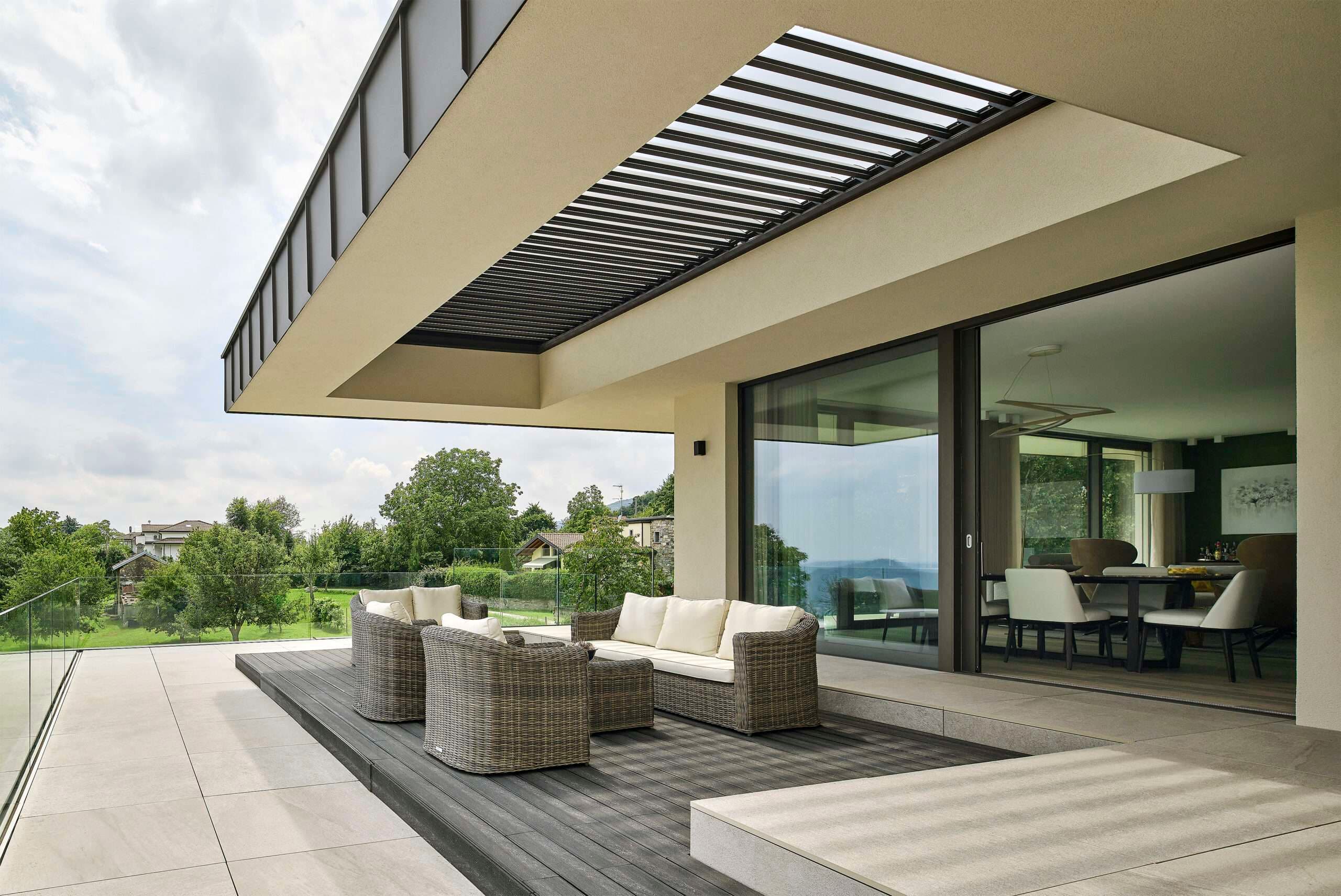 Terrazza coperta con il soggiorno aperto verso l’esterno